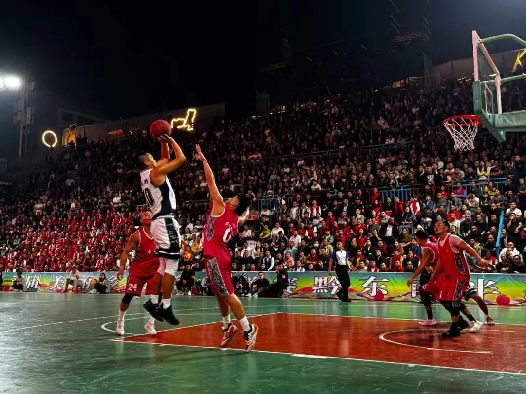 篮球赛场上出现闪光瞬间引人瞩目 篮球赛场上出现闪光瞬间引人瞩目