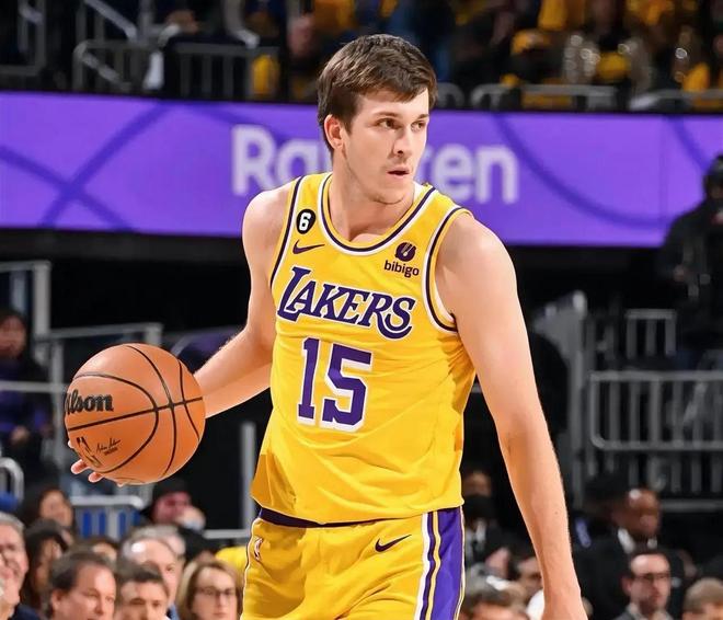 湖人主场击败活塞,稳稳领先 湖人主场击败活塞,稳稳领先