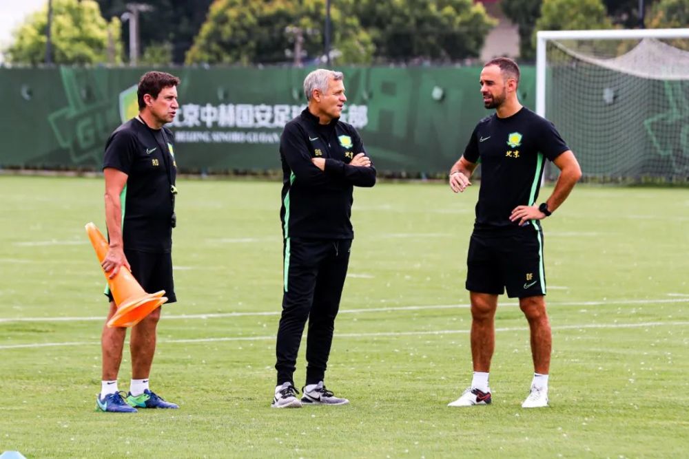 球队战术调整有突破,备战更具竞争力 球队战术调整有突破,备战更具竞争力