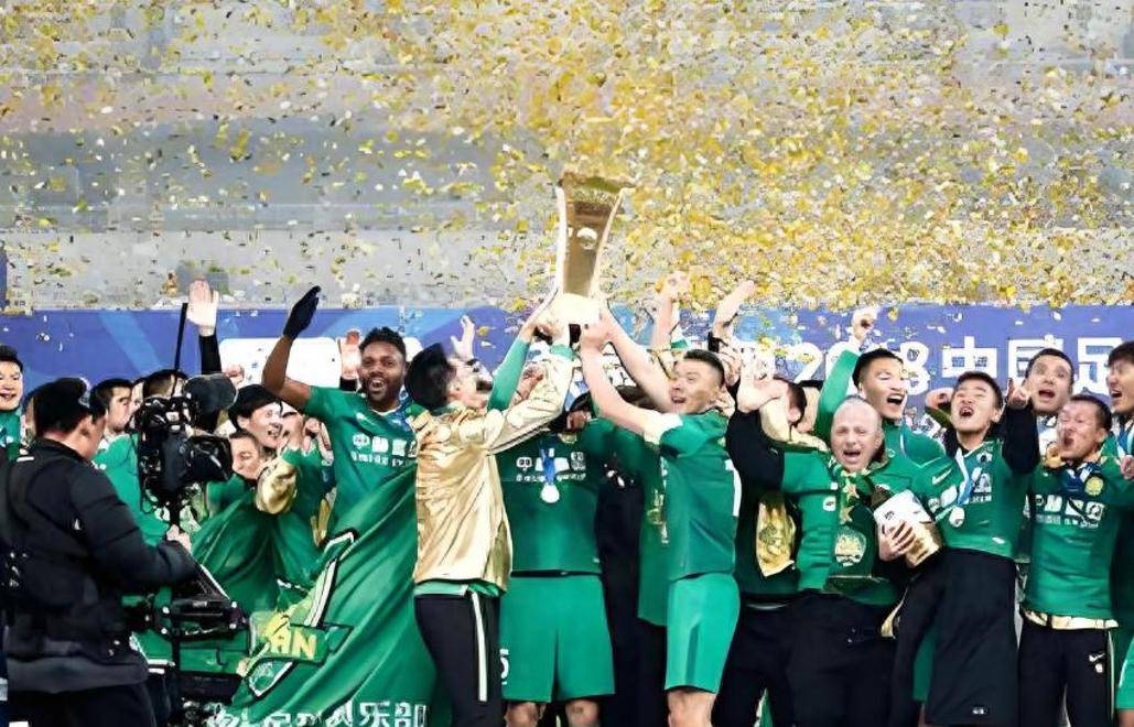 B体育体育新闻-比赛拉开帷幕，对手在场上奋力拚杀，争夺胜利