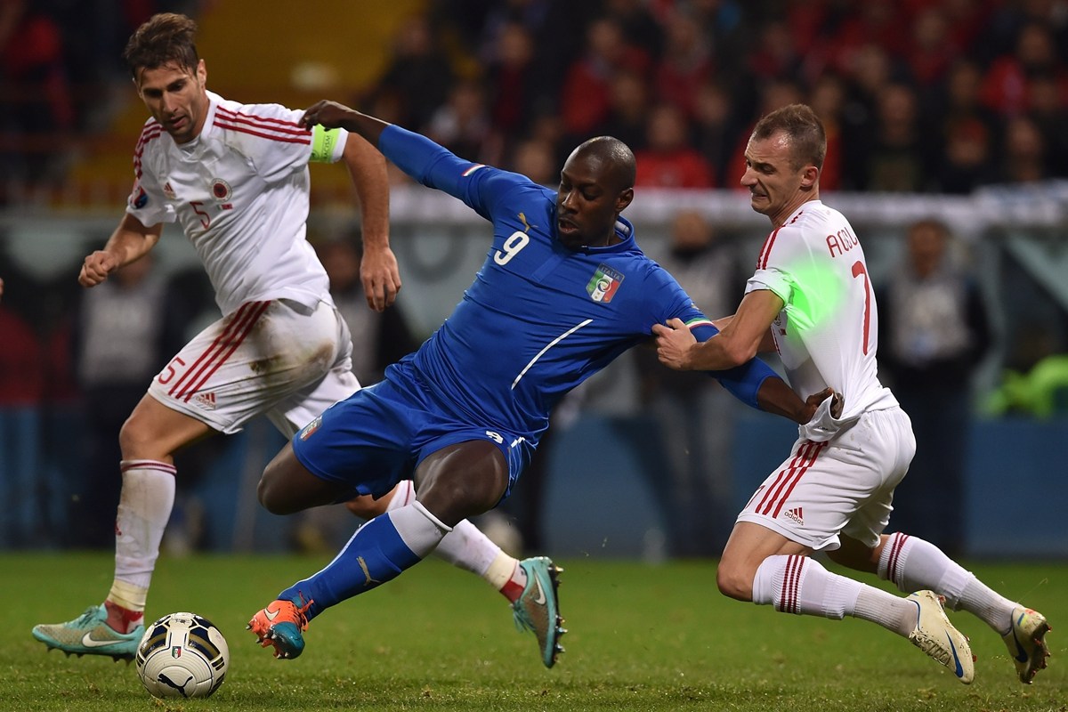 B体育体育下载-包含欧洲杯预选赛草地激战，球员拼搏精神十足的词条