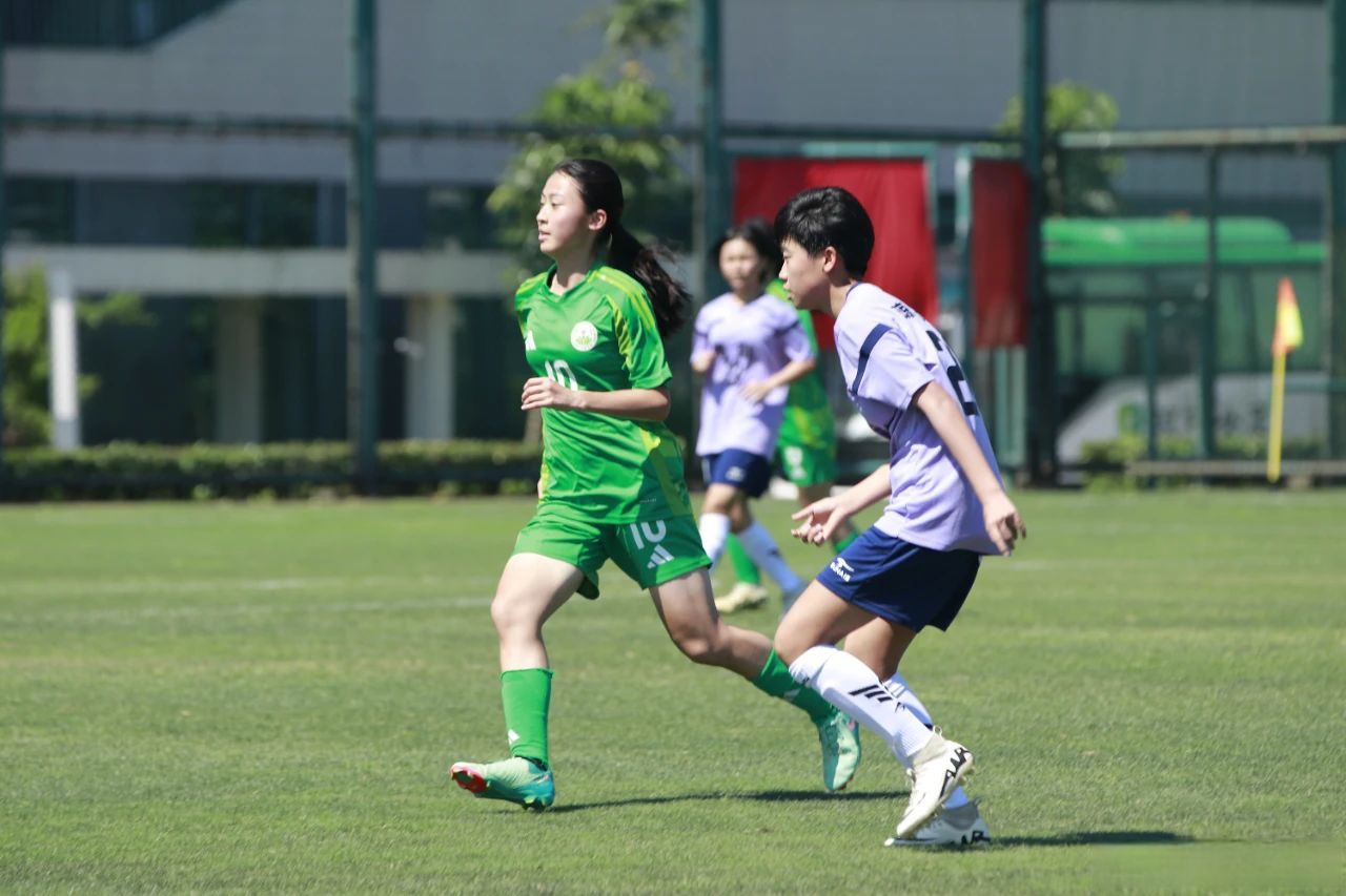 关于足球比赛中，女子球队展现团队合作力的信息