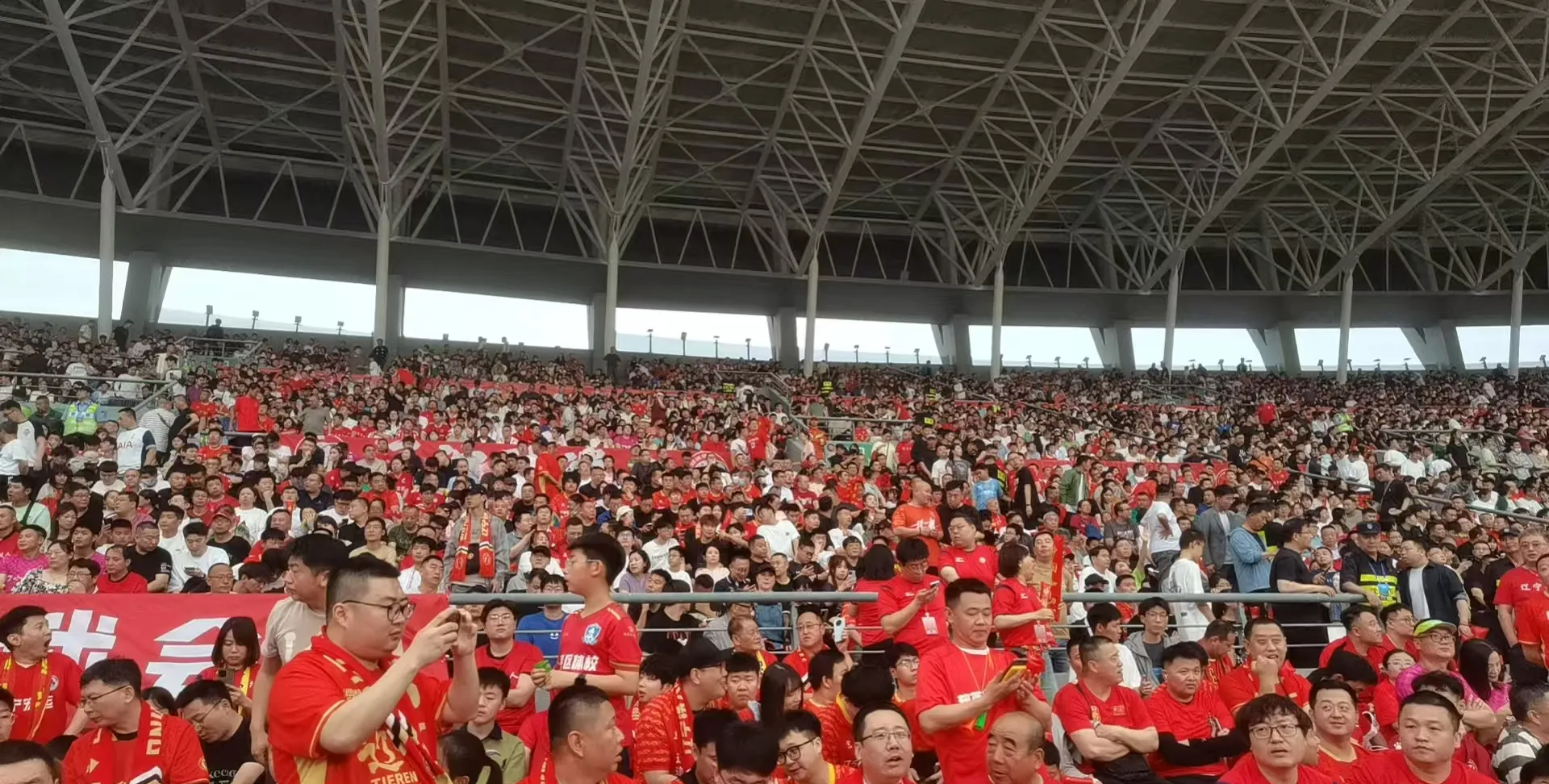 体育赛场上的盛大狂欢，观众沸腾不已