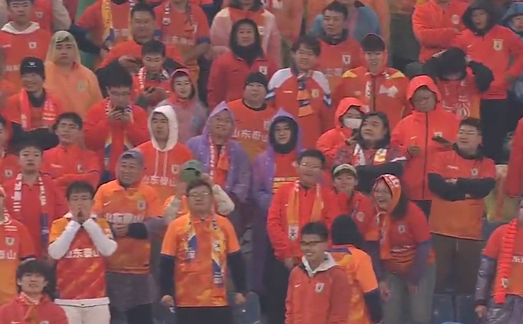 球员们在场上发挥出色,助球队获得胜利 球员们在场上发挥出色,助球队获得胜利