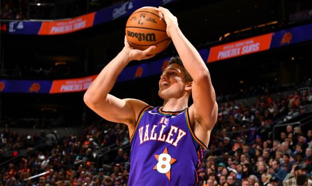 B体育体育网页版-外线射手神勇发挥，三分球频频命中