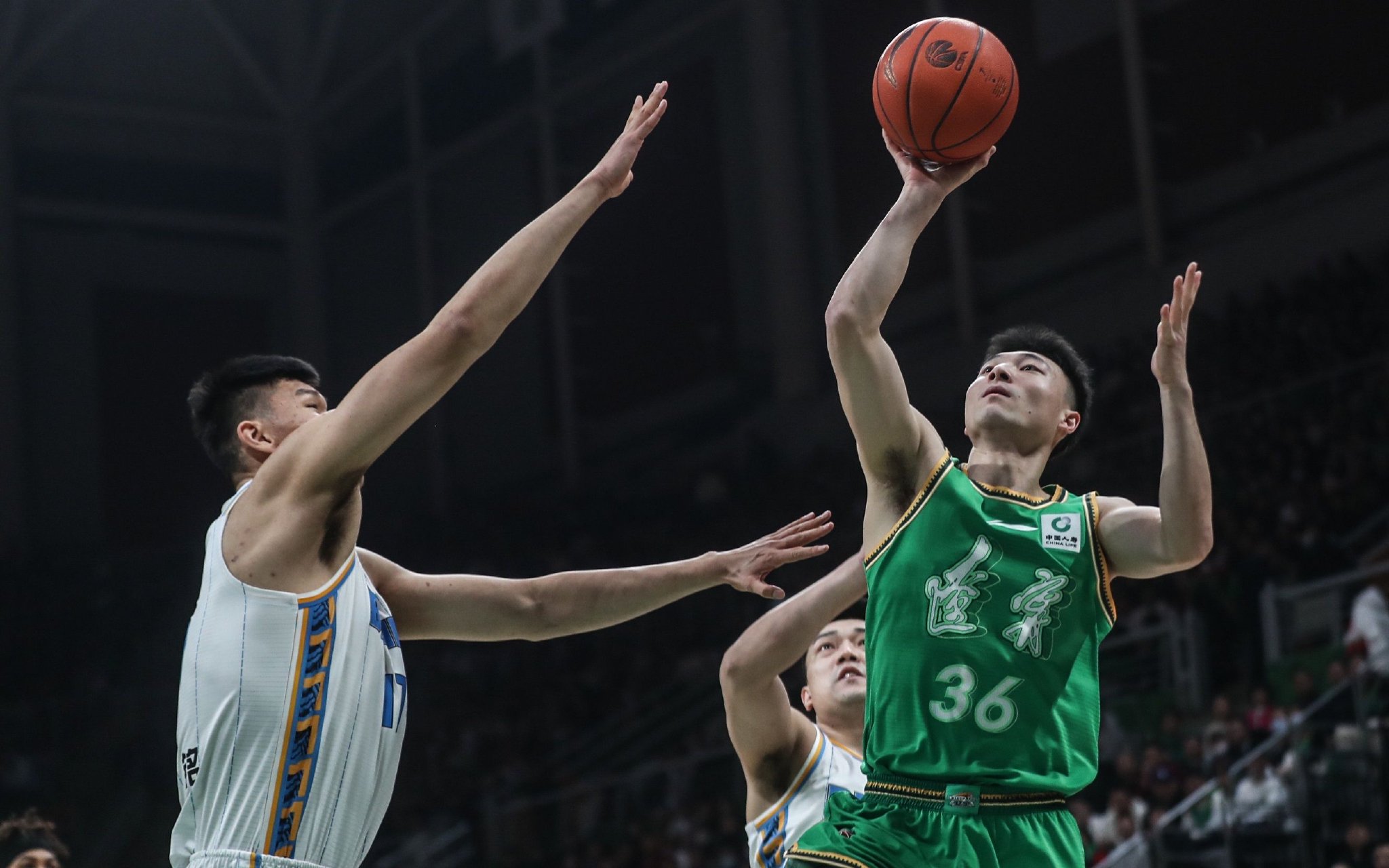 球员伤病频发,篮球比赛备战形势严峻 球员伤病频发,篮球比赛备战形势严峻