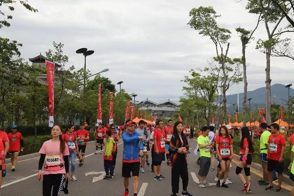 包含马来西亚代表团在篮球比赛中再次掀起高潮的词条