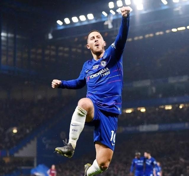 关于阿扎尔梅开二度，力保球队晋级资格的信息